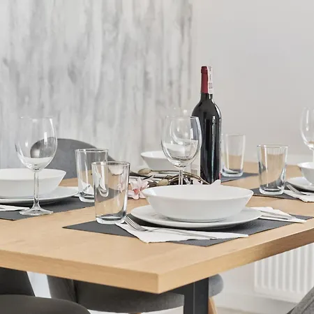 Siemianowicka With Balcony & Parking By Renters Apartmán