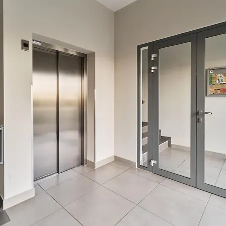 Siemianowicka With Balcony & Parking By Renters Apartmán Vratislav